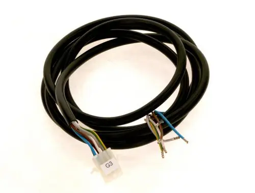 Schwarzes Kabel mit mehreren isolierten Drähten in unterschiedlichen Farben und einem Steckanschluss, möglicherweise von Bosch, geeignet für elektrische Verbindungen.